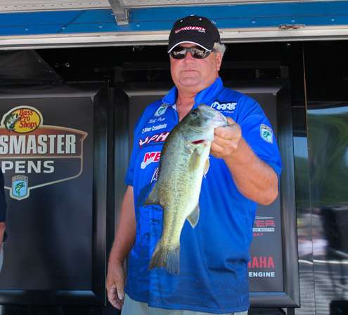 <p>
	Pro Kelly Pratt (6th, 25-13) shows off his catch on Day Two of the 2012 Bass Pro Shops Northern Open #1. </p>
