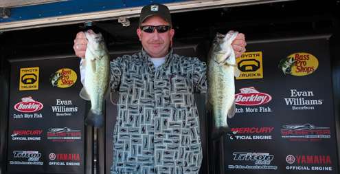 <p>
	Co-angler Alan Jackson leads non-boaters with 15-9.</p>
