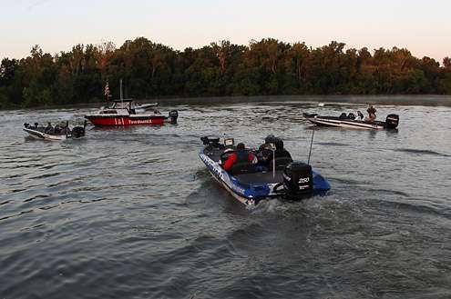 <p>
	Official tow service Boat U.S., escorts the top 12 competitors for the final day of the Bass Pro Shops Northern Open on the James River.</p>
