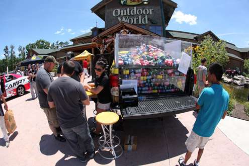 <p>
	Toyota handed out drink coolers to fans.</p>
