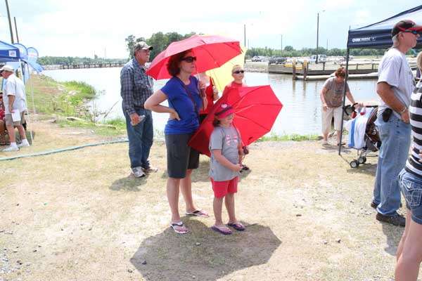 <p>
	Mother-daughter fashion matters, even at a fishing tournament.</p>
