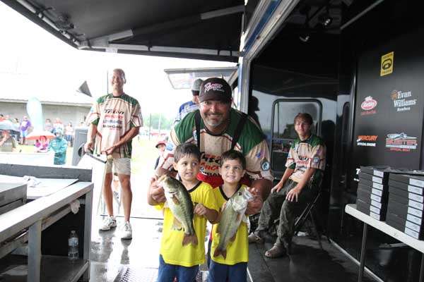 <p>
	Scott Buxton from Louisiana got a little help at the weigh-in from his kids, Kyle and Kolbe.</p>
