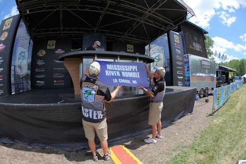 <p>
	The B.A.S.S. tournament staff places the Mississippi River Rumble banner on the main stage just before the Day One weigh-in.</p>
