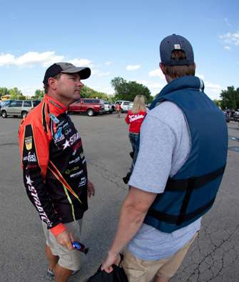 <p>
	Elite Series pro Mike McClelland makes plans with his Day Two Marshal.</p>
