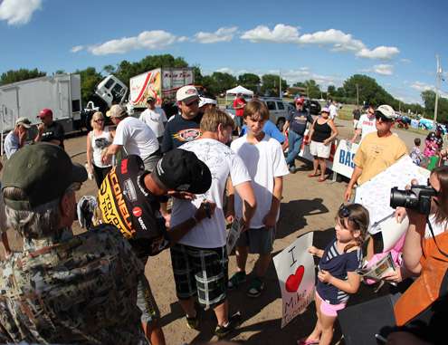<p>
	Mike Iaconelli, a fan favorite, signs autographs for a crowd at the Day One weigh-in.</p>
