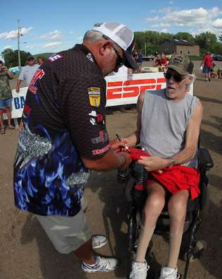 <p>
	Tommy Biffle greets another fan.</p>
