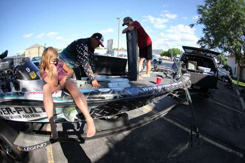 <p>
	The Lane family helps 2012 Classic champ Chris Lane stow his gear at the conclusion of Day One of the Mississippi River Rumble.</p>
