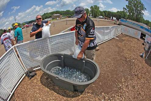 <p>
	On one of the hottest days of the Mississippi River Rumble, tubs of ice water are provided.</p>
