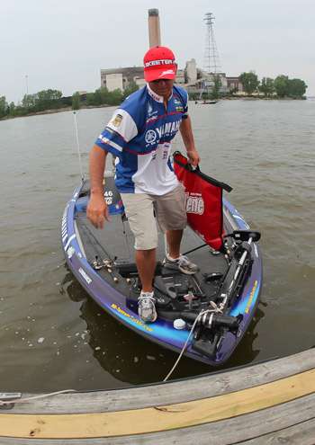 <p>
	Todd Faircloth steps off his boat with weigh-in bag in hand.</p>
