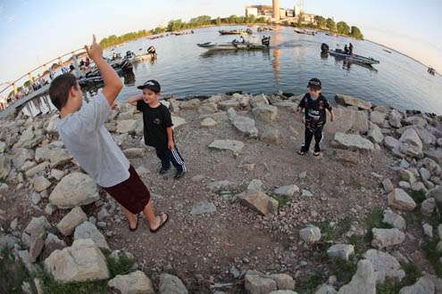 <p>
	While their fathers prepare for Day Two, the Lintner sons and Jackson Roumbanis cheer from the banks of Lake Michigan.</p>
