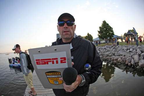 <p>
	Dave Mercer, the man behind the microphone, checks his list of anglers.</p>
