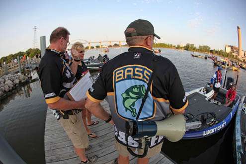 <p>
	B.A.S.S. officials line up the anglers according to boat numbers.</p>
