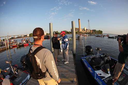 <p>
	Dave Mercer interviews Dean Rojas about his 2nd place standing after Day One of the Green Bay Challenge.</p>
