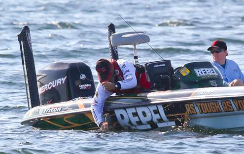 <p>
Klein hand lands his bass.</p>