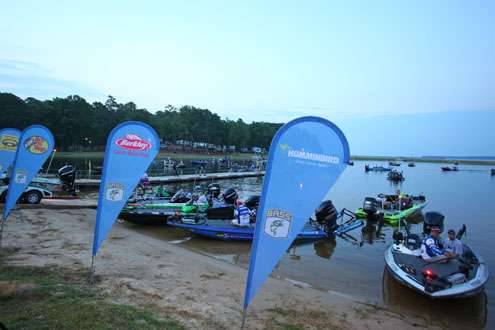 
<p>
	Elite Series anglers line the shore and wait for take-off.</p>
