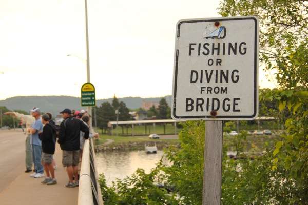 <p>
	The sign says you canât fish or dive from the Clinton Street Bridge.</p>
