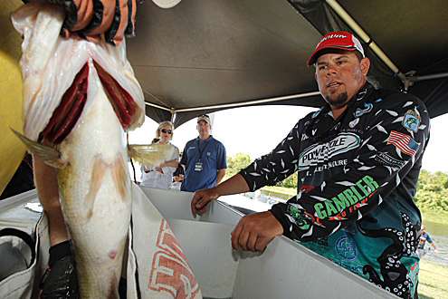 <p>
	Chris Lane's catches get checked before the weigh-in at Lake Okeechobee.</p>
