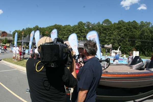 <p>
	Tommy Sanders interviews an Arkansas Razorbacks angler.</p>
