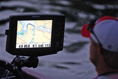 <p>
	A collegiate angler studies his electronic maps prior to the take off.</p>
