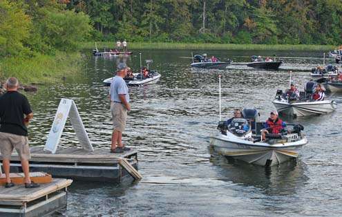 <p>
	An orderly line of boats passes the check-out point Thursday.</p>
