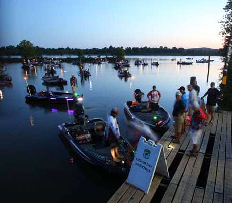 <p>
	College anglers pick up their partners and get last minute information at the Day One launch.</p>
