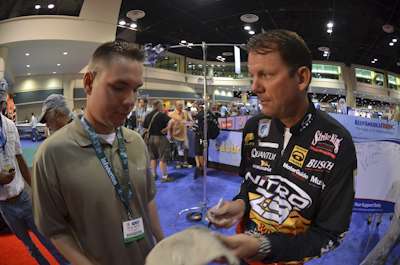 <p>
Kevin VanDam chats with a fan.</span></p>
