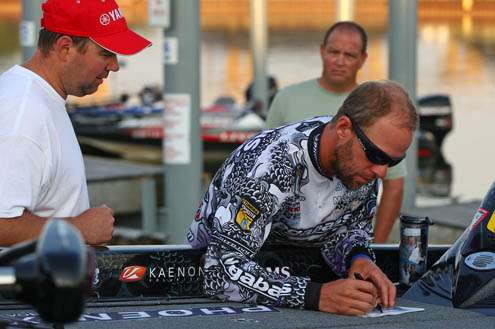 <p>
	Aaron Martens signs a few autographs for some lucky fans on Day Four.</p>
