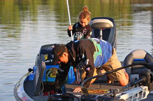 <p>
	Ott DeFoe has the help of his daughter Abby on Day Four at Lake Michigan.</p>
