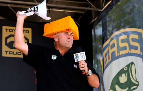 B.A.S.S. emcee Dave Mercer works up the crowd in Green Bay, before the final weigh-in. 
