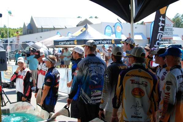 <p>
	College anglers stayed in the shade until they were almost onstage.</p>
