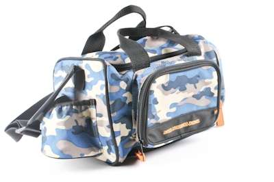 <p>
This tough 12 x 7 x 7 blue camo gear bag is perfect for any little tough guy. It comes complete with adjustable shoulder strap and carry handles, inside mesh zipper pockets and a spot for a water bottle.</p>
