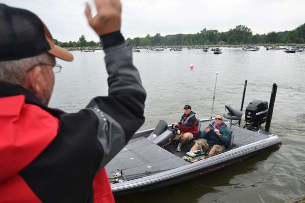 A B.A.S.S. staffer tosses a fob to the next boat in line.
