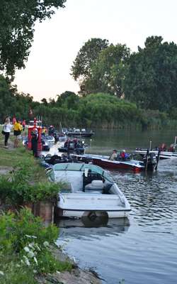 <p>
	Anglers begin lining up for launch.</p>

