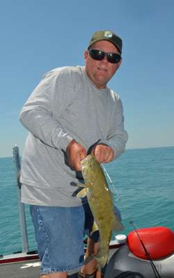 <p>
	A tube proved irresistible to this hungry smallie.</p>
