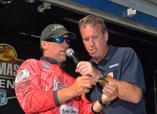 <p>
	Runner-up Brian Metry shows emcee Chris Bowes the Jack-It crankbait that caught most of his fish.</p>
