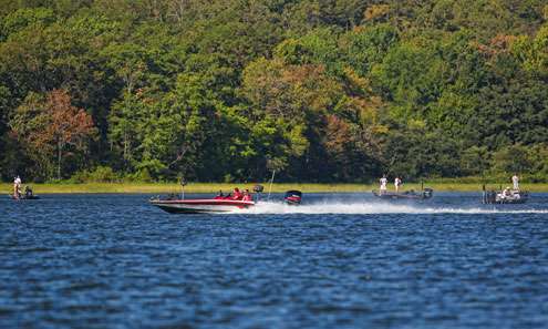Popular spots on Lake Maumelle were attracting several boats.  