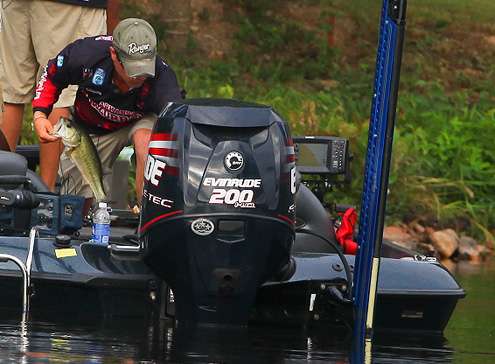 After the fish was safely in the boat, Billingsley places it in the teamâs livewell. 