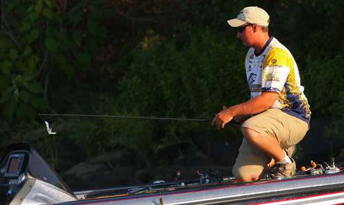 <p>
	Murray Stateâs Justin Graben selects a weapon from the deck of his boat.</p>
