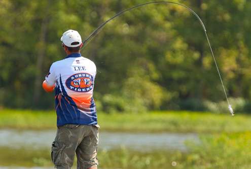 <p>
	Matt Lee moved to an island point and began casting a deep-diving crankbait. </p>
