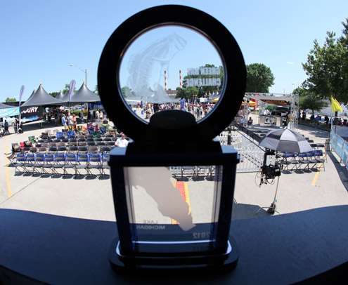 <p>
	A closer look at the Green Bay Challenge trophy. Not pictured: $100,000.</p>
