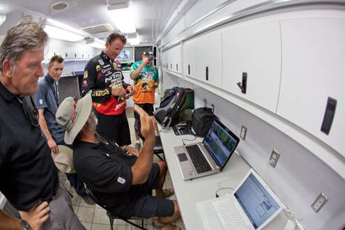 <p>
	Kevin VanDam, James Overstreet, Tommy Sanders, and Dennis Tietje review James' shots from Day Four prior to the weigh-in.</p>
