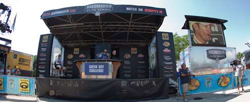 <p>
	The stage is set for another incredibly close weigh-in.</p>
