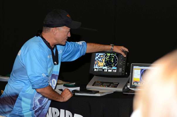 <p>
	A Humminbird rep explains some sonar techniques to college anglers.</p>
