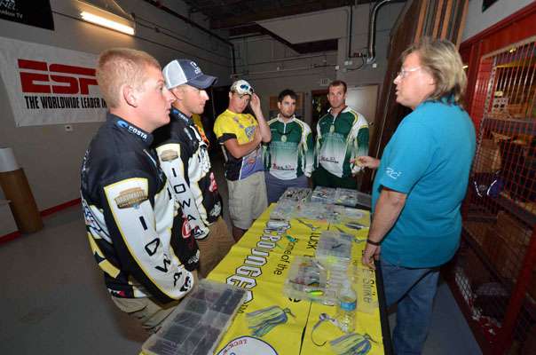 <p>
	Bobby Dennis with Luck "E" Strike addresses a group of college anglers.</p>
