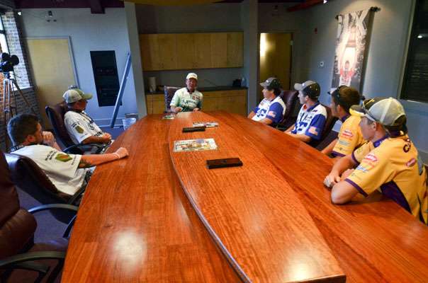 <p>
	Elite Series pro Davy Hite does a Q&A discussion with a group of college anglers.</p>
