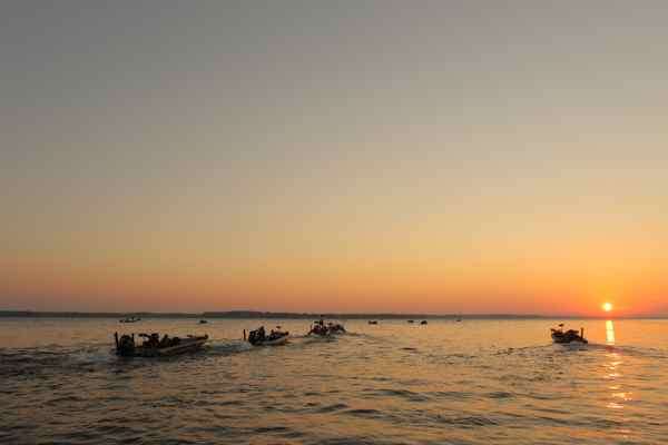<p>
	And they're off! The anglers are riding into the sunrise at Oneida Lake one more time.</p>
