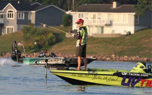 <p>
	 </p>
<p>
	For the first 15 minutes several anglers in the event ran by Chapman headed to their areas, including Chris Lane.</p>

