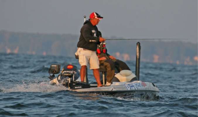 <p>
	 </p>
<p>
	Scott Rook gets to his first fishing area on Day Three of the Ramada Championship to find rough waters.</p>
