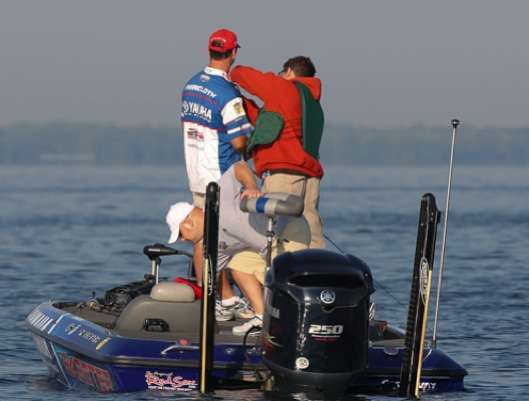 <p>
	 </p>
<p>
	Bassmaster.com writer and emcee Rob Russow rigs Todd Faircloth with his microphone for TV.</p>
