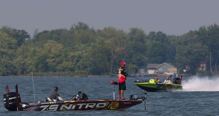 <p>
	Kevin VanDam works offshore as Brent Chapman makes a move.</p>
